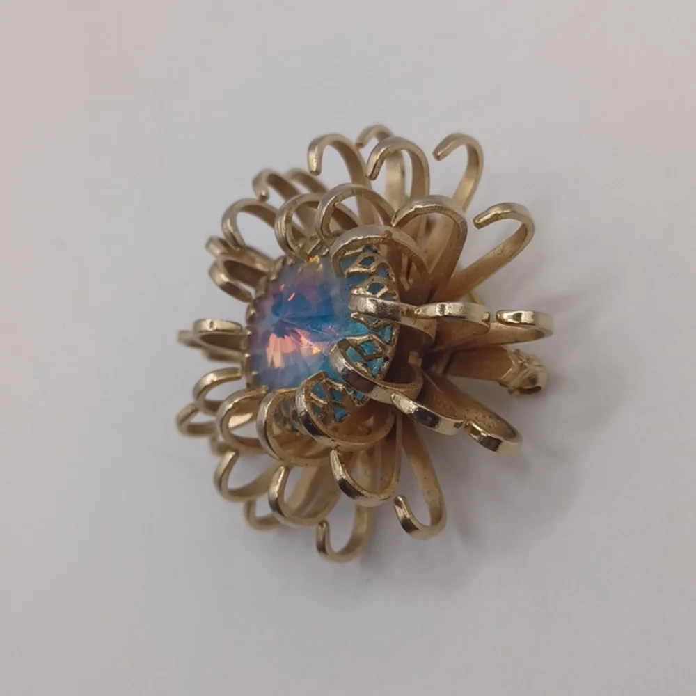 Sarah Coventry Gold-Tone Starburst Brooch with Blue Opalescent Rivoli Center - Picture 3 of 6